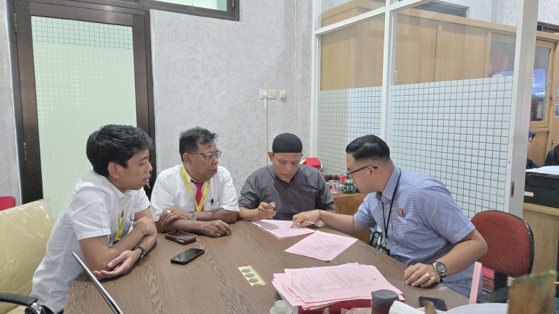 BERAT: Dedi Abdullah didampingi kuasa hukumnya, Kholil Askohar saat dijebloskan ke tahanan Kejari Kabupaten Mojokerto, 21 Januari lalu.