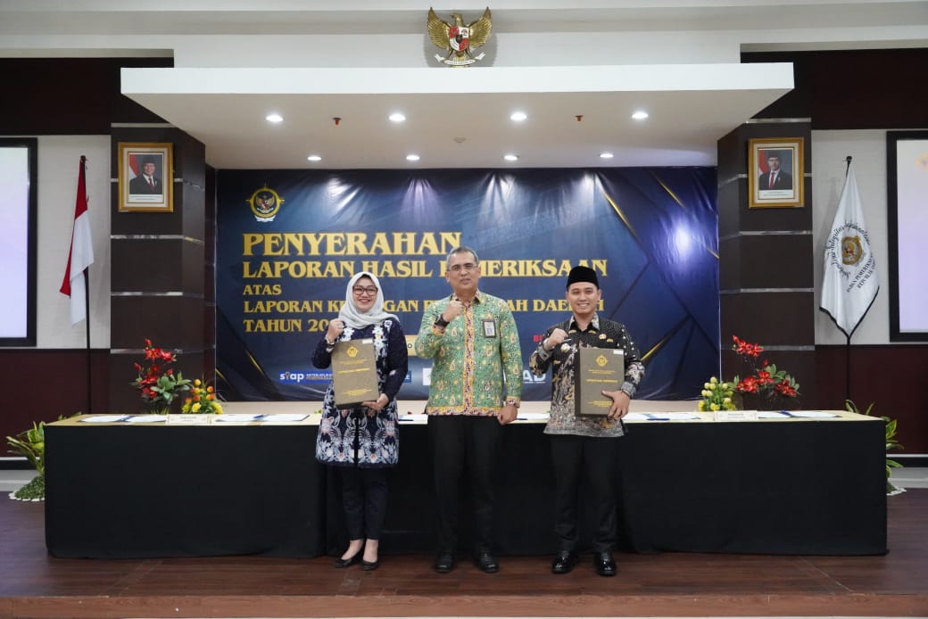 AKUNTABEL: Kepala BPK Perwakilan Jawa Timur, Yuan Candra Djaisin menyerahkan LKPD TA 2024 kepada Bupati Mojokerto, Muhammad Albarraa dan Ketua DPRD Ayni Zuroh di Gedung BPK Jatim.