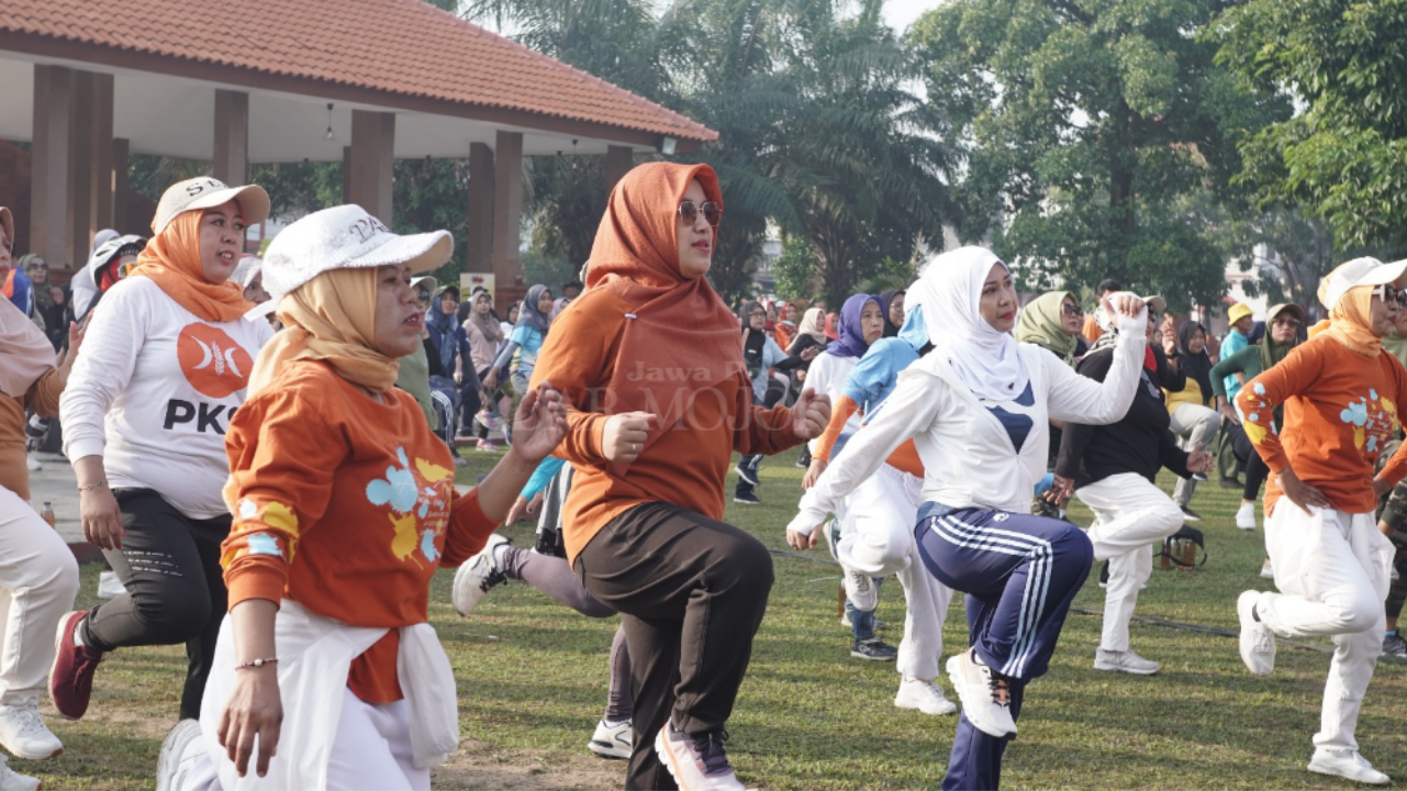 SEHAT: Hj Meitri Citra Wardani SH, anggota Komisi XII DPR RI dari Fraksi PKS dapil 8 Jawa Timur bersama Walikota Mojokerto Hj Ika Puspitasari senam bersama masyarakat di Alun-alun, Sabtu (3/5).