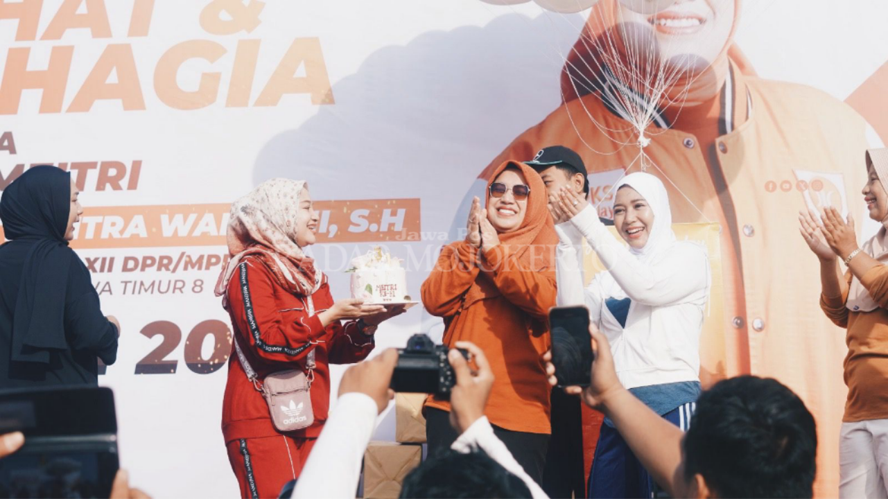 SURPRISE: Hj Meitri Citra Wardani SH mendapatkan kejutan kue tart dari salah satu keluarga saat di atas panggung.&nbsp;&nbsp;
