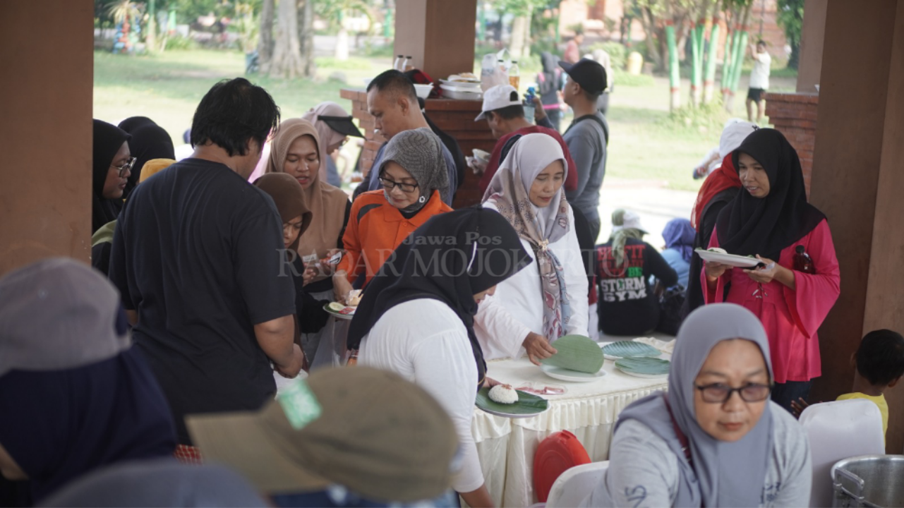 GRATIS: Masyarakat dan peserta senam sedang menikmati sarapan gratis yang telah disediakan.