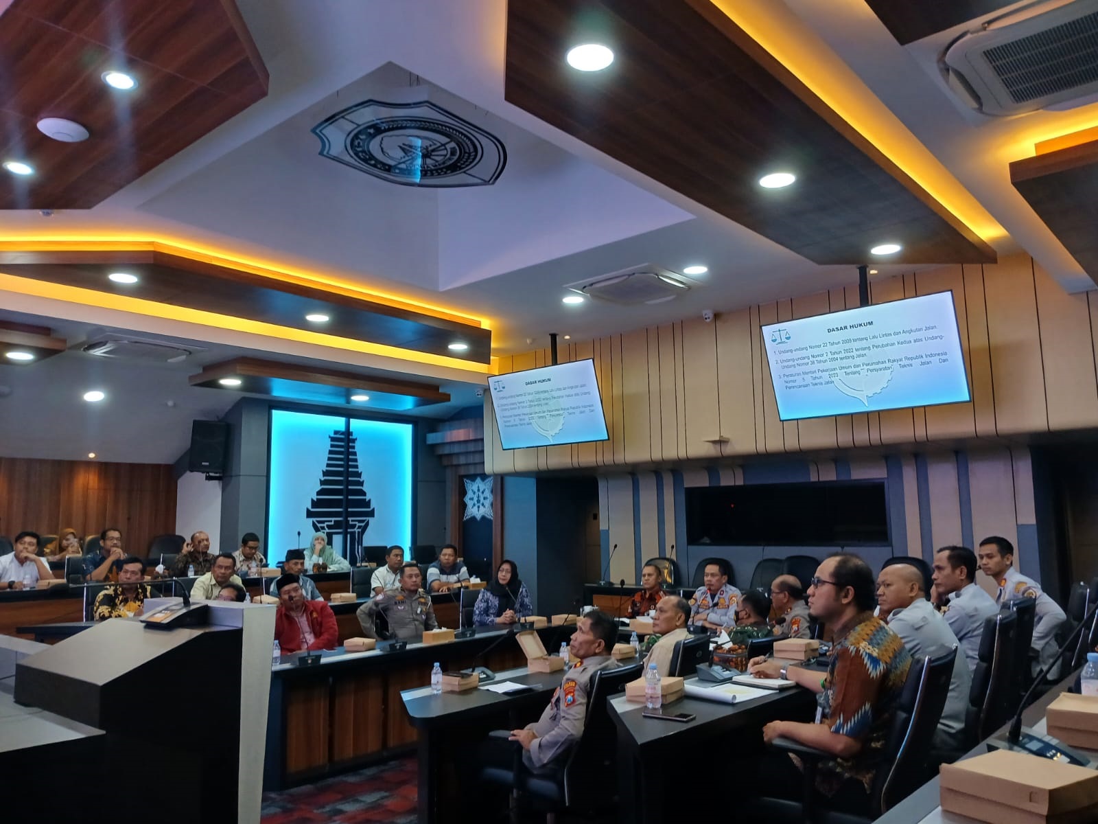 URAI PERSOALAN: Pemerintah daerah bersama instansi terkait menggelar rapat koordinasi pengananan kecelakaan lalu lintas depan SPN Polda Jatim di ruang Satya Bina Karya Pemkab Mojokerto, Jumat (2/5).