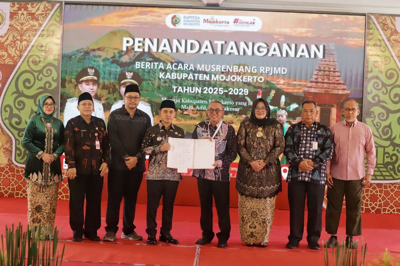 SEMANGAT MEMBANGUN: Bupati Muhammad Albarraa bersama Wabup M. Rizal Oktavian, Ketua DPRD Ainy Zuroh, Sekdakab Teguh Gunarko, dan kepala OPD terkait, menandatangani berita acara Musrembang RPJMD 2025-2