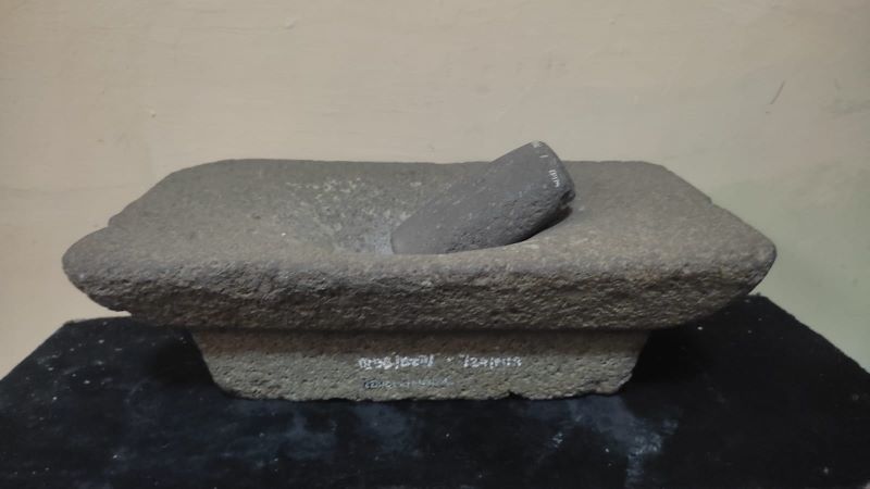 ALAT MERACIK OBAT: Pipisan dan gandik koleksi Museum PIM, Trowulan, yang digunakan masyarakat Majapahit untuk membuat ramuan jamu.