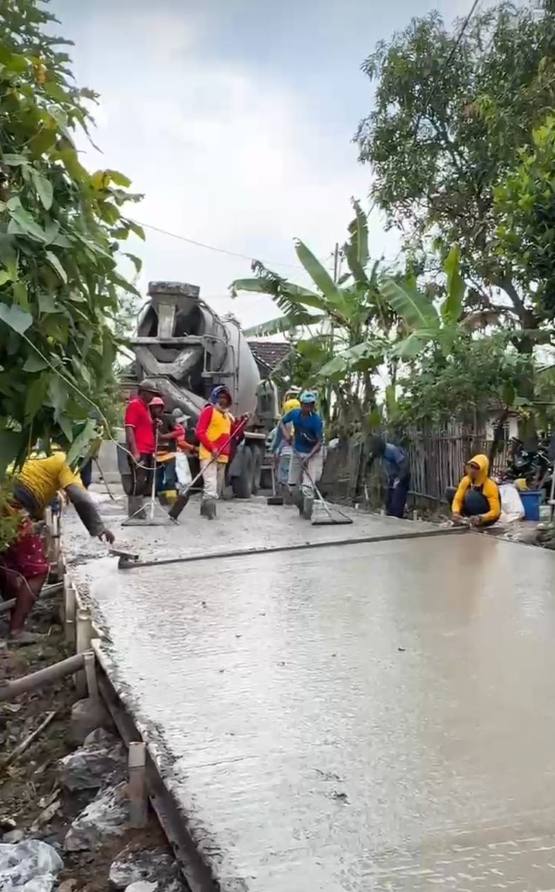 DITINGKATKAN: Perbaikan jalan rabat beton dua dusun di Desa Talok, Kecamatan Dlanggu tuntas digarap, Kamis (1/5).