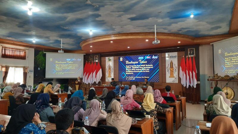 SOSIALISASI: Pengelola dana bantuan operasional satuan pendidikan mengikuti bimbingan teknis di aula Dikbud Kota Mojokerto April lalu.