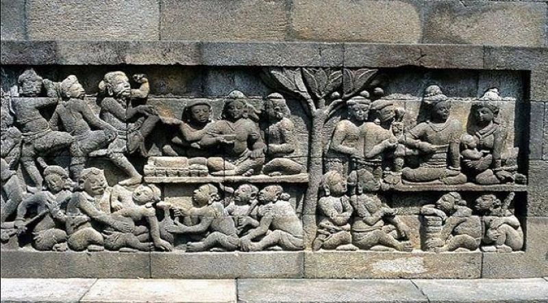 PENGOBATAN KUNO: Relief Karmawibhangga di kaki Candi Borobudur, Jawa Tengah, dari era sebelum Majapahit yang menggambarkan adegan menolong orang sakit dan tanaman untuk obat.