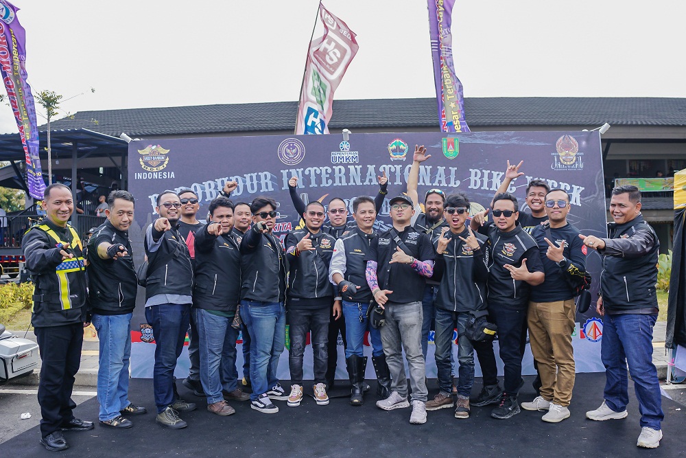 SUKSES: Anggota HDCI Mojokerto Raya mengabadikan diri pada hari terakhir penyelenggaraan Borobudur International Bike Week (BIBW) 2025, Minggu (4/5).