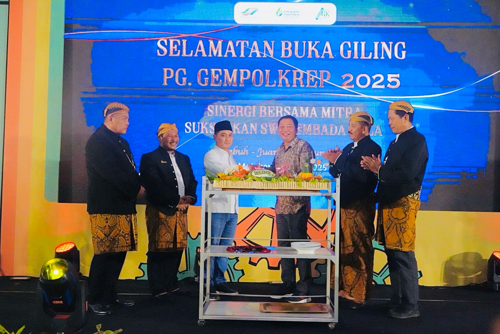 OPTIMIS: Bupati Mojokerto Muhammad Albarraa menyerahkan potongan tumpeng pertama kepada General Manager PT SGN PG Gempolkrep Edy Purnomo saat buka giling di PG Gempolkrep, Sabtu (3/5).