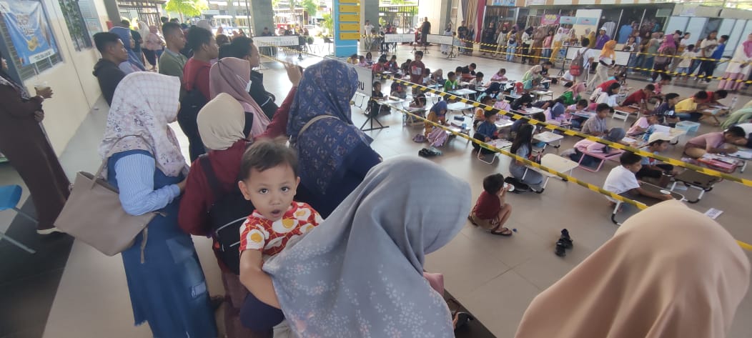 Para orang tua memberikan dukungan penuh.