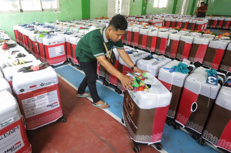KOMPLET: Petugas Kemenag menata dan mengecek koper milik calon jemaah haji Kabupaten Mojokerto yang berangkat ke tanah suci mulai hari ini.