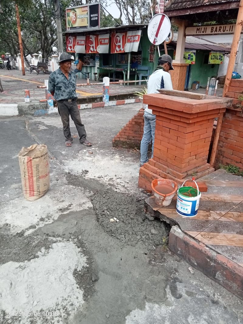 DIRESPONS: Proses perbaikan lubang di perempatan Jembatan Jalan Pahlawan, Kota Mojokerto, kemarin (6/5).