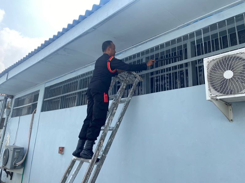DETEKSI DINI: Petugas Lapas Kelas IIB Mojokerto memeriksa kondisi teralis kamar hunian, kemarin (6/5).