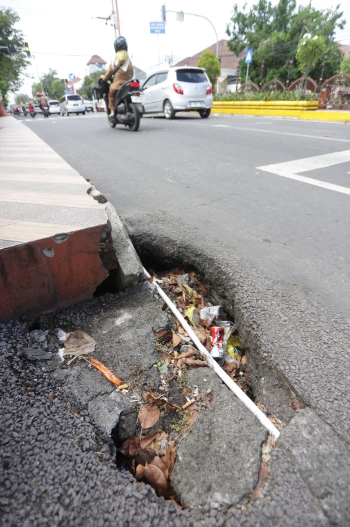 AWAS TERPEROSOK: Pengendara melintas di jembatan Jalan Pahlawan, Kota Mojokerto, yang mengalami kerusakan, kemarin (5/5).