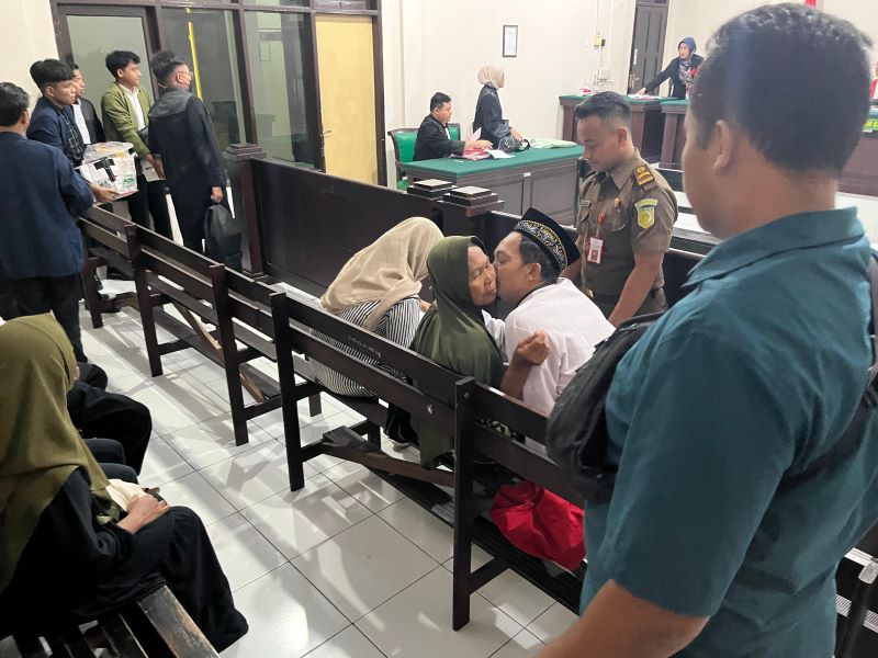 MOHON AMPUN: Sudarwo alias Jarwo terdakwa pembunuhan Abid Yuliandi Muyafa bersimpuh di kaki Sriwangi, ibunya usai sidang di Pengadilan Negeri Mojokerto kemarin.