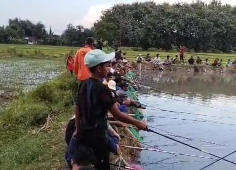 ANTUSIAS: Masyarakat meramaikan kegiatan mancing ikan gratis di area Wisata Kentongan Park, Desa Belahantengah, Kecamatan Mojosari, Kabupaten Mojokerto, Senin (5/5) sore.