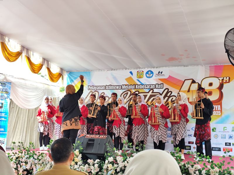 PENTAS SENI: Siswa SLB-B Pertiwi Kota Mojokerto memainkan angklung, salah satu penampilan seni di puncak acara dies natalis ke-48, Senin (5/5).