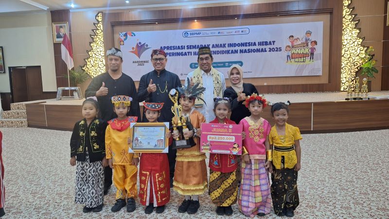 BERGENGSI: TK Negeri Pembina Trowulan menerima penghargaan dan trofi dari Wamen Dikdasmen Dr Fajar Riza Ul Haq di kantor BBPMP Jatim usai menang lomba, Jumat (2/5) lalu.