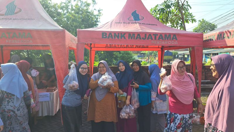 KENDALIKAN HARGA: Pasar murah yang digelar disperindag di kantor Kecamatan Puri bertujuan untuk stabilisasi harga sekaligus pengendalian inflasi daerah, kemarin (6/5).