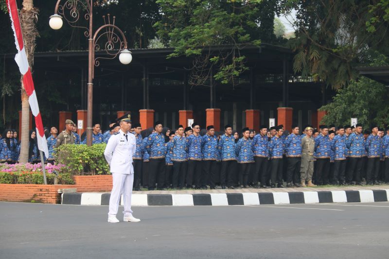 ASN BARU: Bupati Muhammad Albarraa, Kepala Kanreg II BKN Surabaya A. Darmuji dan Sekdakab Teguh Gunarko menyerahkan petikan keputusan bupati tentang pengangkatan kepada ratusan CPNS dan PPPK.