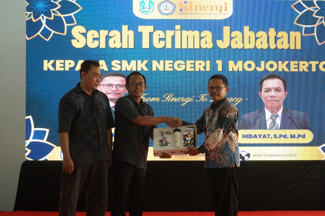 ESTAFET KEPEMIMPINAN: Serah terima jabatan Kepala SMKN 1 Mojokerto Abadi kepada Plt Kepala SMKN 1 Mojokerto Hidayat, kemarin (6/5).