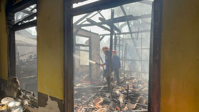 JINAKKAN API: Petugas berjibaku memadamkan api yang membakar rumah warga di samping Pasar Dlanggu, Desa/Kecamatan Dlanggu, kemarin (5/5).