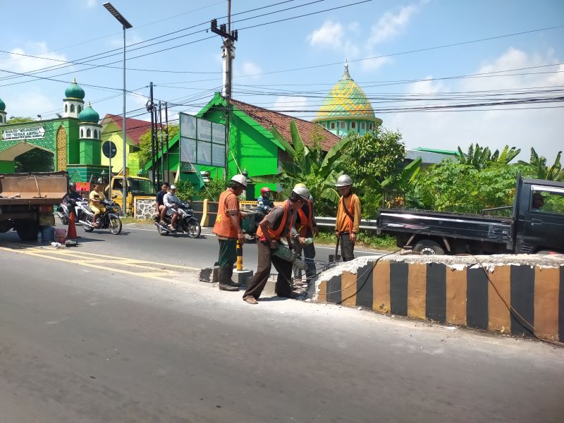 PICU LAKA: Beton pemisah jalan depan SPN Polda Jatim, Jalan Raya Desa Puloniti, Kecamatan Bangsal, mulai dibongkar, Senin (5/5).