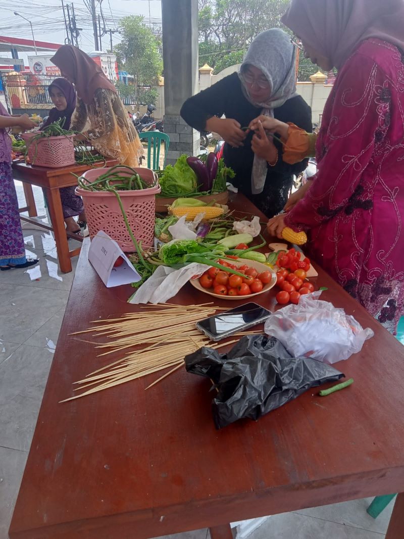 KREATIF: Peserta pelatihan dan lomba merangkai buah dan sayur sedang fokus menghias tumpeng dari bahan sagu dan buah yang bertepatan di Hari Kartini.