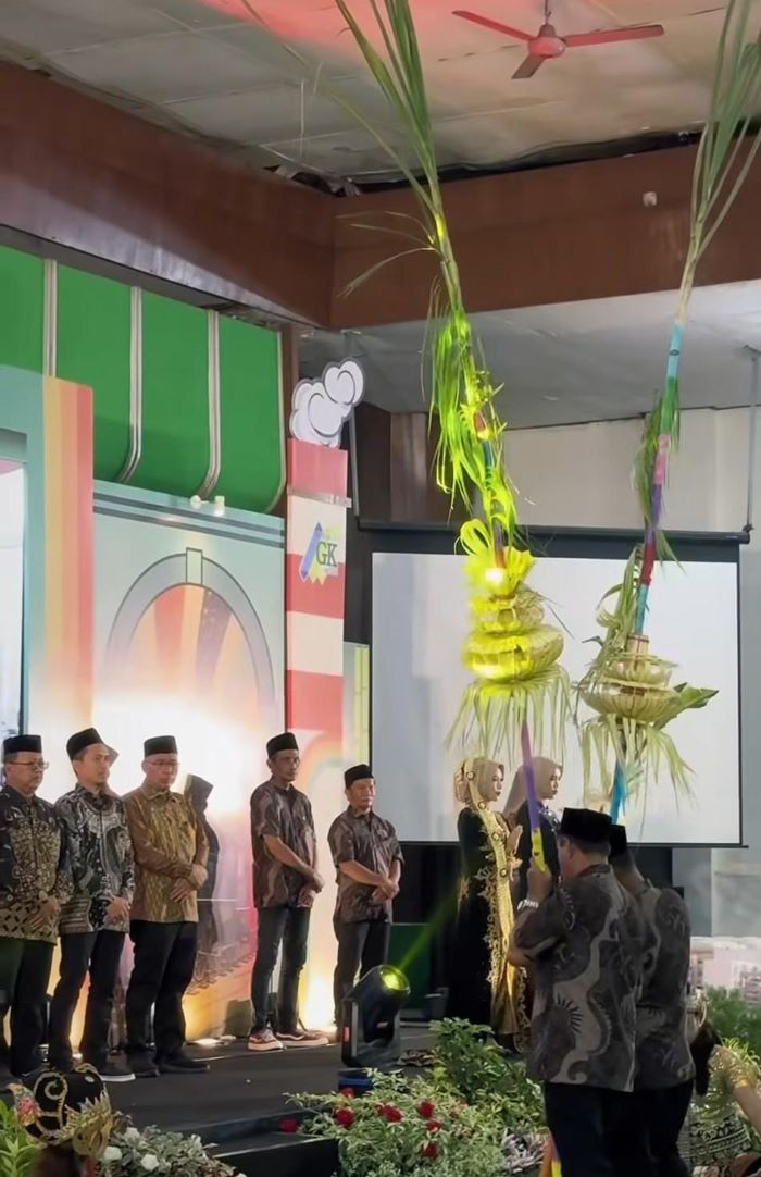 SAKRAL: Tradisi manten tebu yang dilaksanakan di PG Gempolkrep, Kecamatan Gedeg, Kabupaten Mojokerto, Sabtu (3/5).