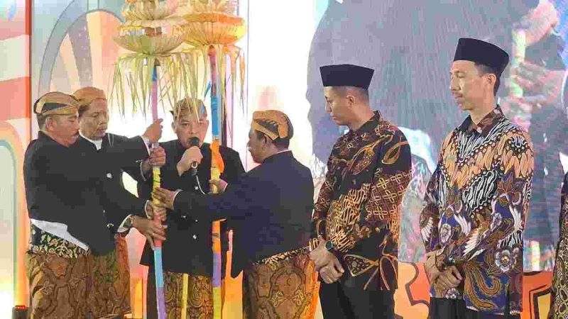 RITUAL: Prosesi pemotongan tumpeng yang menjadi rangkaian buka giling di PG Gempolkrep yang turut dihadiri Bupati Mojokerto Muhammad Albarraa, Sabtu (3/5).