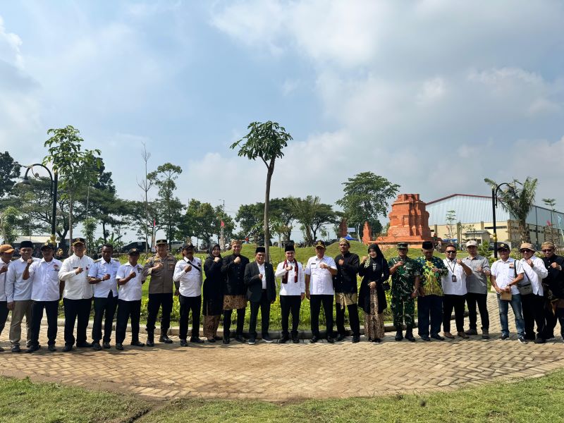 KONSISTEN: Bupati Mojokerto Muhammad Albarraa didampingi Sekdakab Teguh Gunarko dan sejumlah kepala OPD meresmikan RTH Taman Wisata Jatirejo Mojopahit Park di Desa/Kecamatan Jatirejo, Rabu (7/5).