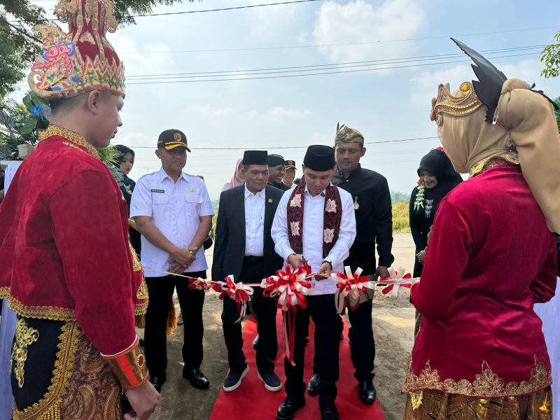 DONGKRAK EKONOMI: Bupati Mojokerto Muhammad Albarraa berharap peresmian RTH Taman Wisata Jatirejo Mojopahit Park di Desa/Kecamatan Jatirejo ini bisa mendongkrak perekonomian masyarakat, Rabu (7/5).