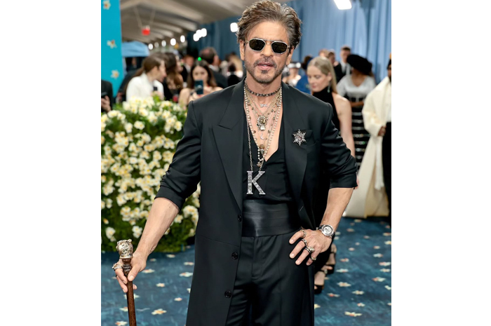 Jadi Aktor Bollywood Pertama yang Datang di Met Gala 2025, Shah Rukh Khan Nyaris Tidak Dikenali ( IG @elleindia)