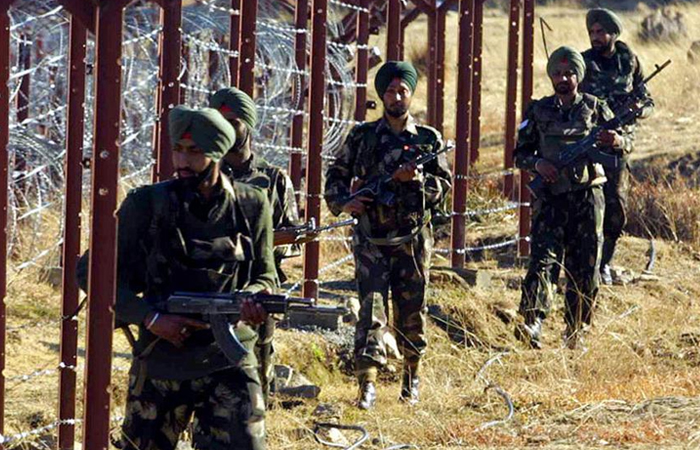 Tentara India siaga berjaga saat Perang India Pakistan yang semakin memanas