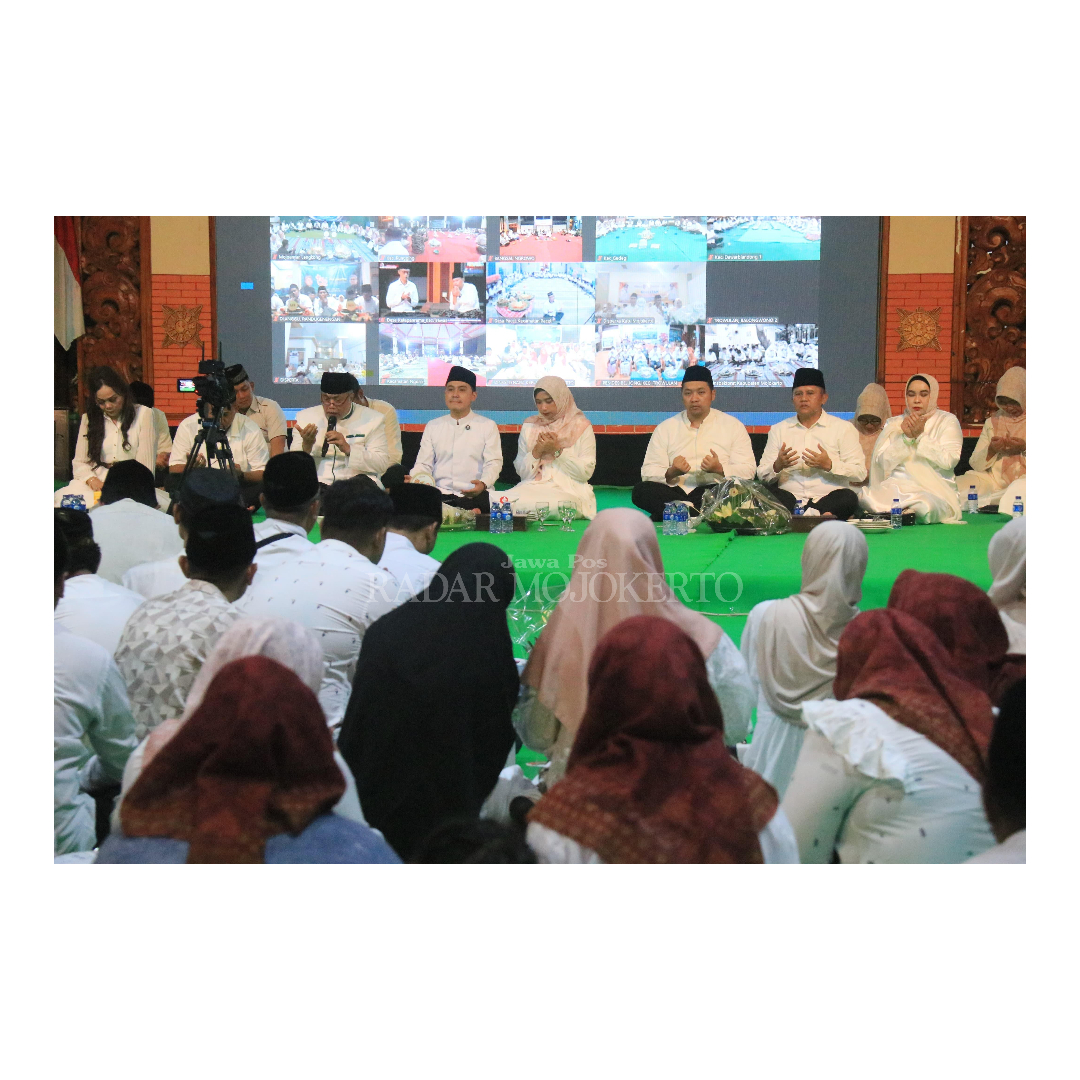 GAUNGKAN PERSATUAN: Bupati Mojokerto Muhammad Albarraa bersama Wabup M. Rizal Oktavian, forkopimda, forkopimca, hingga pemerintah desa melangsungkan tasyakuran dengan 732 tumpeng sesuai usia Kabupaten
