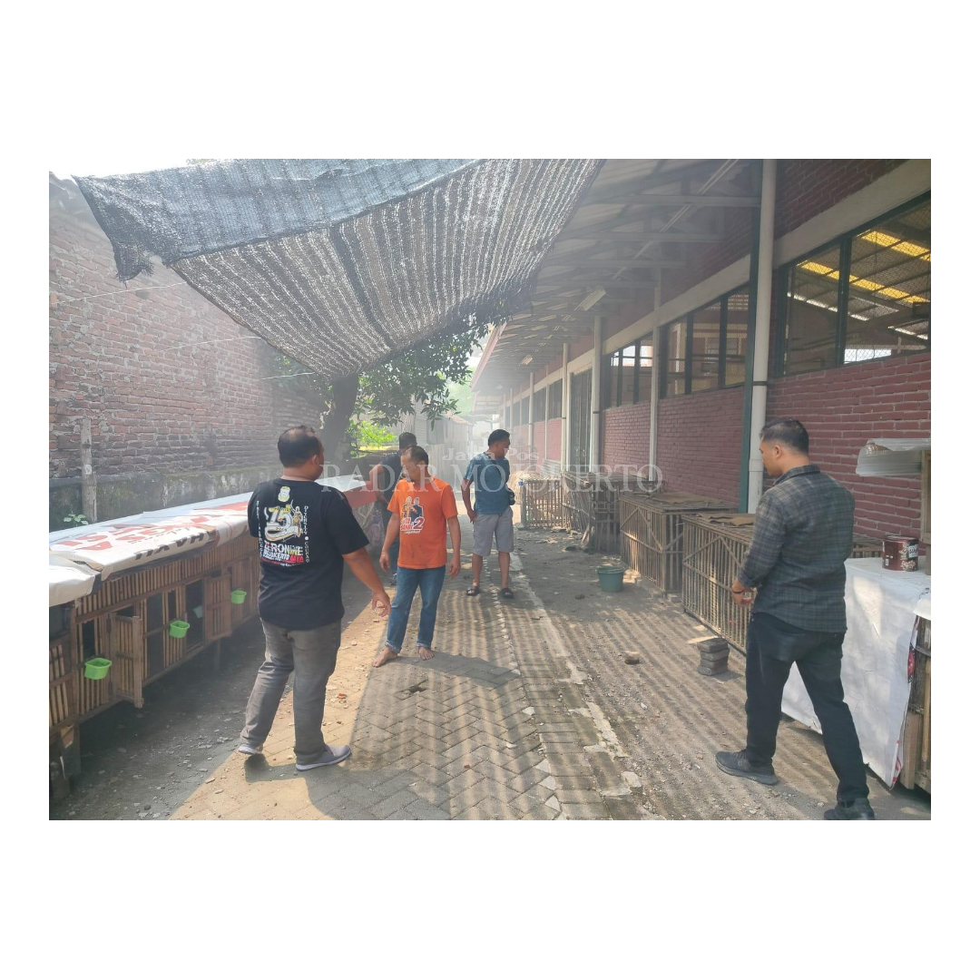 DIMINTA PINDAH: Petugas Satreskrim Polres Mojokerto Kota dan Polsek Prajurit Kulon mendatangi tempat ayam aduan di Pasar Rakyat Prapanca, Kelurahan Mentikan, kemarin (8/5).