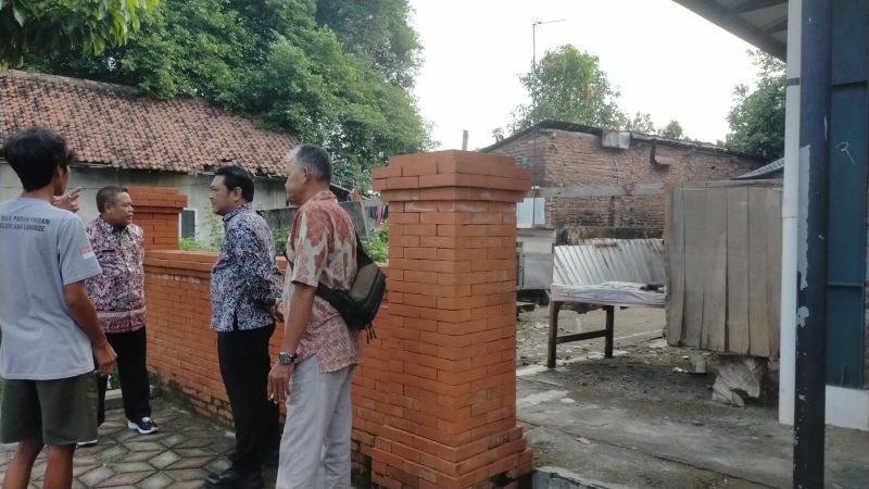DITINDAKLANJUTI: Camat Prajurit Kulon Riaji meninjau Pasar Rakyat Prapanca, Kelurahan Mentikan, Kecamatan Prajurit Kulon, yang diduga disalahgunakan untuk pemeliharaan ayam aduan di halaman belakang.