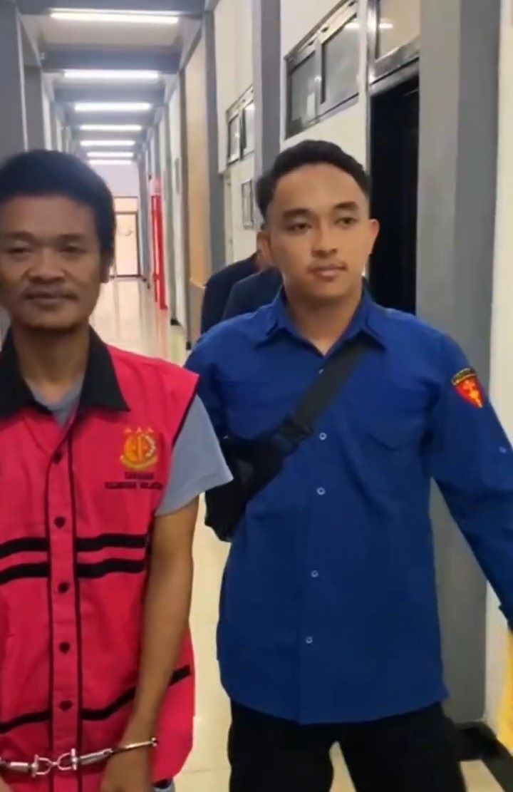 DIGELANDANG: Ainur Wahyudi (kenakan rompi tahanan) dikeler petugas kejaksaan ke Lapas Kelas II-B Mojokerto usai menjalani pelimpahan tahap II, Kamis (8/5).