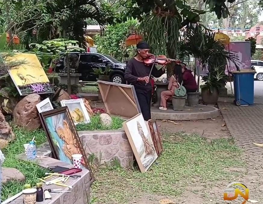 REALISME: Karya terbaik para seni rupa saat dipamerkan di kompleks Maha Vihara Mojopahit, Desa Bejijong, Kecamatan Trowulan, Kabupaten Mojokerto, tahun lalu.