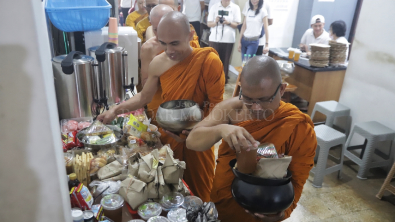 PINDAPATA: Biksu di Kota Mojokerto menjalani pindapata menjelang Hari Raya Waisak, Minggu (11/5).