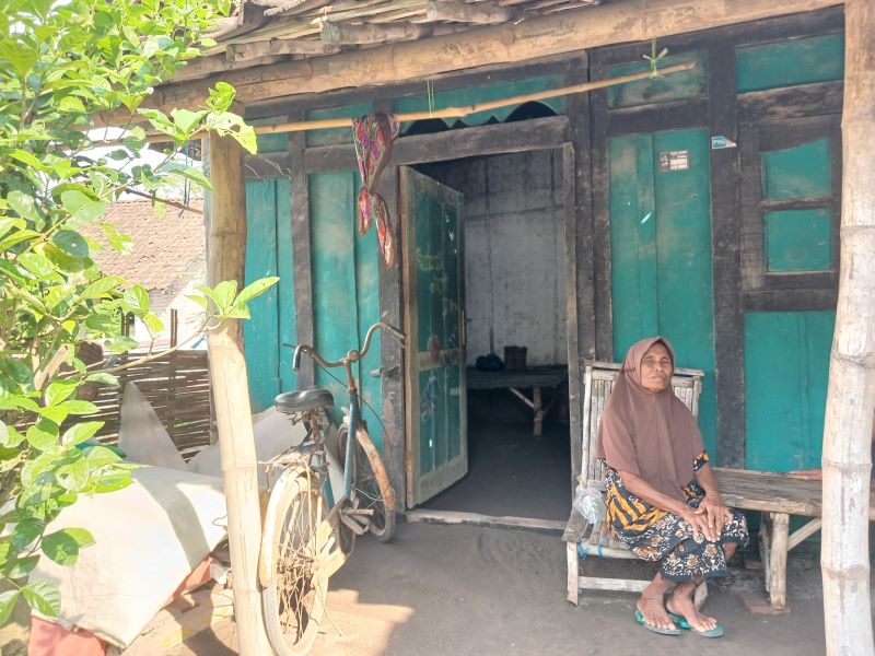 NELANGSA: Riami, korban gendam oleh perempuan muda di rumahnya, Dusun Gondang, Desa Parengan, Kecamatan Jetis, kemarin (11/5).