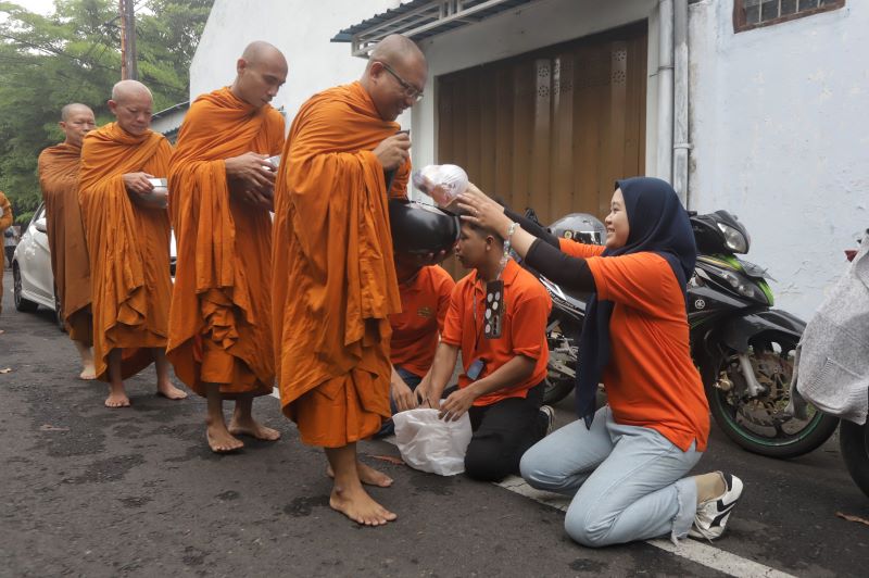 JALAN DHARMA: Memberi sedekah kepada biksu yang menjalani pindapata di Kecamatan Magersari, Kota Mojokerto, Minggu (11/5).