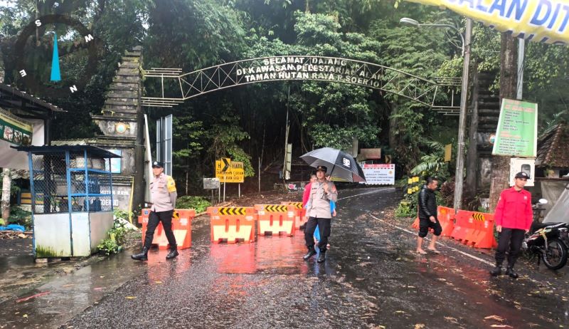 PEMBATASAN: Petugas gabungan masih memberlakukan buka tutup jalur Pacet-Cangar, Desa/Kecamatan Pacet, kemarin.