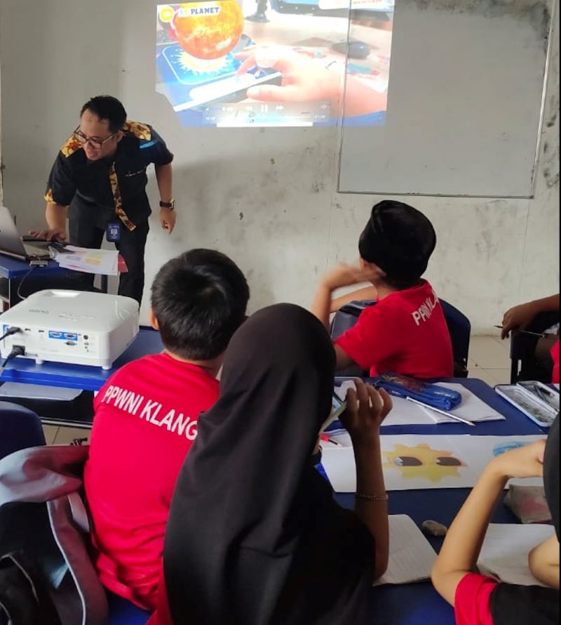 TIM PKM S-1 Sastra Indonesia, FBS, Unesa mengenalkan implementasi teknologi Augmented Reality (AR).