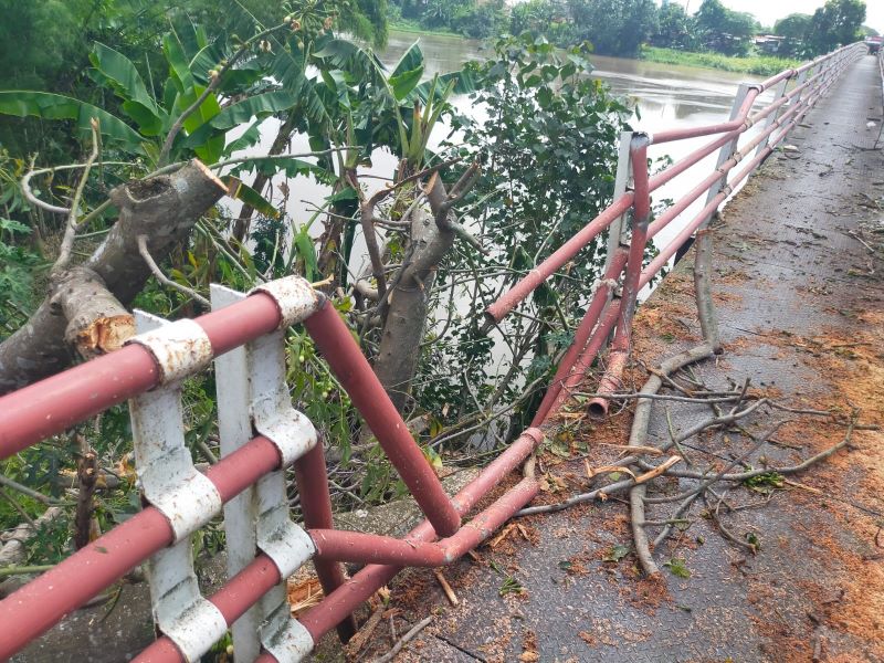 BAKAL DIPERBAIKI: Kondisi besi pengaman Jembatan Lespadangan, Kota Mojokerto, yang rusak setelah tertimpa pohon randu, kemarin (12/5).