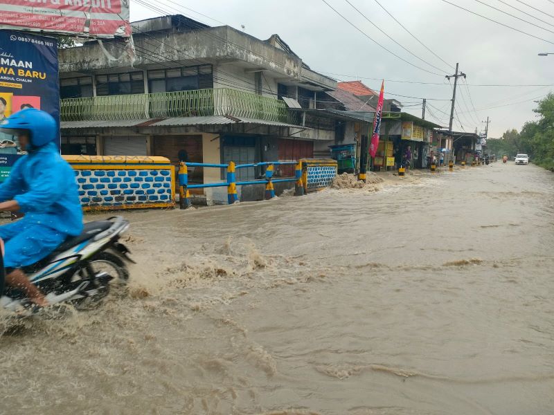 LANGGANAN: Simpang Empat Jetis Kabupaten Mojokerto butuh penanganan serius lantaran setiap hujan selalu jadi langganan banjir.