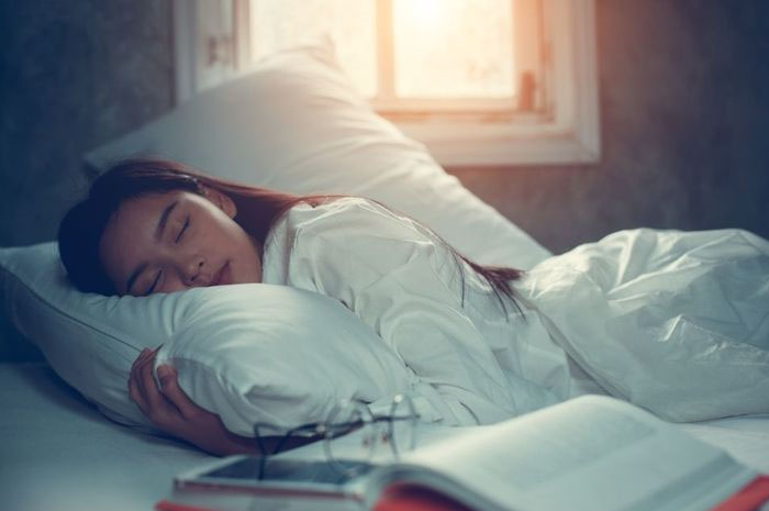 Selain Bikin Tidur Lebih Nyenyak dan Nyaman, Ternyata Ini Manfaat Lain Tidur dengan Memeluk Guling