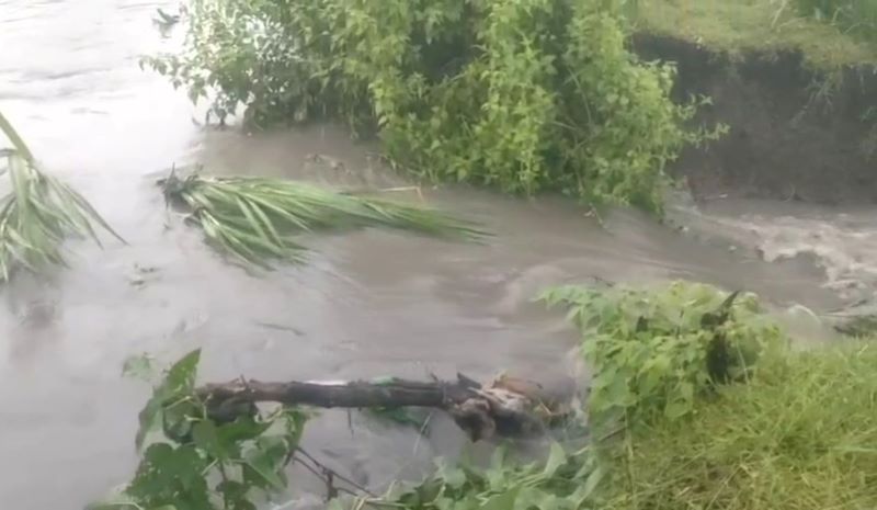 MELUAP: Debit air Sungai Ngrayung di Desa Salen, Kecamatan Bangsal, meluber ke area persawahan setelah mengalami jebol, Senin (12/5) sore.