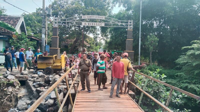 TERBANTU: Warga Dusun Sumberkembar, Desa Wonodadi, Kecamatan Kutorejo, menggelar tasyakuran setelah jembatan penghubung antardusun tersambung kemarin.