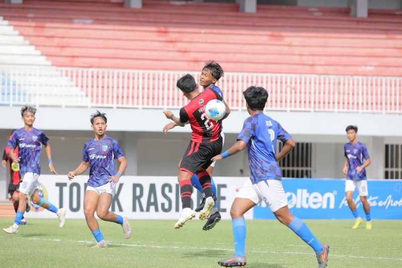 SELANGKAH LAGI: Pemain PS Mojokerto Putra (merah-hitam) dikawal ketat pemain Batavia FC (biru) di laga kedua babak 16 besar Liga 4 nasional di Stadion Mandala Krida, Yogyakarta, Senin (12/5).